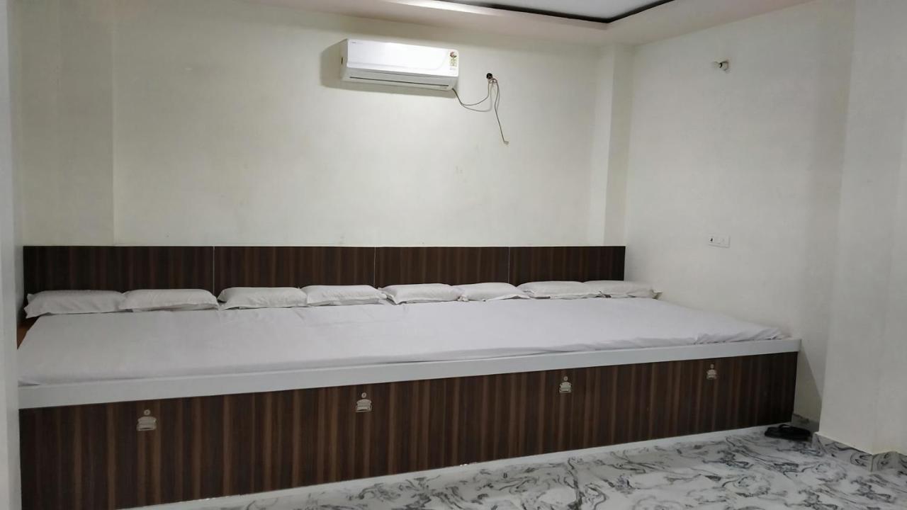 Rajlakshmi Guest House Mathura Luaran gambar